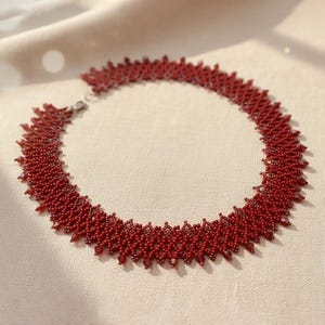 Rubinrote Perlenkette: Kristall Halsband, eleganter Statement Schmuck,