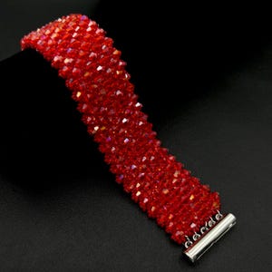 Rot Kristall Perlen Manschette Armband | Breiter funkelnder Statement Schmuck | Handgemachtes Armband mit Perlen | Geschenk für Frauen | Muttertagsgeschenk