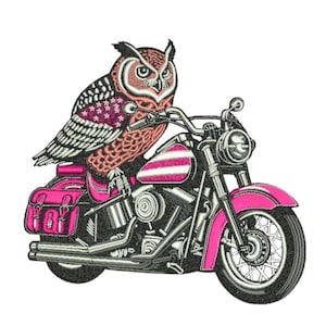 Könnte beinhalten: Gesticktes Design eines rosa Motorrads mit einem Eulen-Fahrer. Die Eule hat einen gemusterten Flügel mit Sternen und Streifen. Das Motorrad hat rosa Akzente und Satteltaschen, mit einem detaillierten silbernen Motor und Rädern.