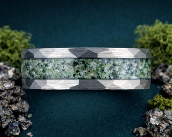 Moss Agate Mens Wedding Band, Green Moss Agate Ring 8mm, Hammered Tungsten Ring, Unique Forest Wedding Band for Men