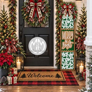 Può includere: Una decorazione natalizia per portico con porta nera, ghirlanda, un cartello verticale con la scritta Merry & Bright, uno zerbino con alberi di pino, tappeti a quadri rossi e neri, lanterne, stelle di Natale e ghirlande con fiocchi rossi.