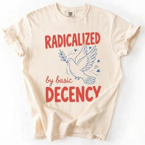 Maglietta Comfort Colors® Radicalized By Basic Decency, Maglietta per attivisti politici, Felpa per l'uguaglianza, Maglietta per la protesta liberale, Maglietta per i diritti umani