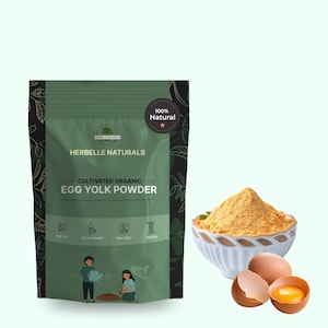 以下が含まれることがあります： Herbelle Naturalsの栽培有機卵黄パウダーが入った緑色のパウチで、100% Naturalのバッジが付いています。パッケージには、ナチュラル、骨の健康、非遺伝子組み換え、健康を示すアイコンが描かれており、横には黄色い粉末が入ったボウルと茶色の卵の殻が添えられています。