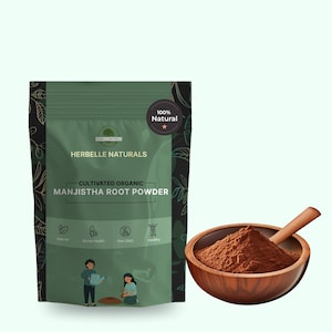 Könnte beinhalten: Eine grüne Packung Herbelle Naturals Cultivated Organic Manjistha Root Powder mit einer Holzschale gefüllt mit braunem Pulver und einem HolzLöffel. Die Packung trägt den Text "100% Natural" und Illustrationen von Menschen beim Gärtnern.