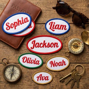 Puede incluir: Seis parches de tela bordados de forma ovalada con los nombres Sophia, Liam, Jackson, Olivia, Noah y Ava en letra cursiva roja. Cada parche tiene un borde de color distinto, incluyendo azul, rojo, verde y dorado, sobre una superficie de madera.