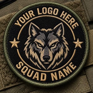 Könnte beinhalten: Ein runder gestickter Aufnäher mit einer zentralen Wolfskopf-Illustration in Grau- und Beigetönen. Der schwarze Hintergrund ist von beigem Text mit der Aufschrift YOUR LOGO HERE und SQUAD NAME sowie zwei beigen Sternen umrandet.