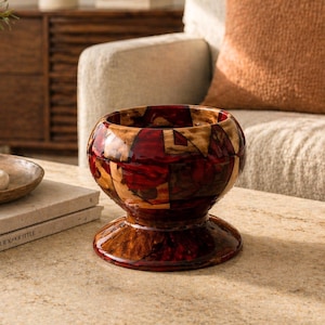 Ciotola con piedistallo realizzata a mano in noce e resina color rubino, centrotavola in legno a mosaico, decorazione tornita