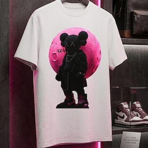 Street Art Begleiter Schatten T-Shirt | Rosa Mond Grafik T-Shirt, moderne urbane Mode, Hype Style