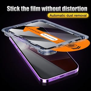 Pode incluir: Um protetor de tela de telefone transparente com uma ferramenta de aplicação laranja. O protetor foi projetado para colar sem distorção e possui remoção automática de poeira. A capa do telefone é roxa.