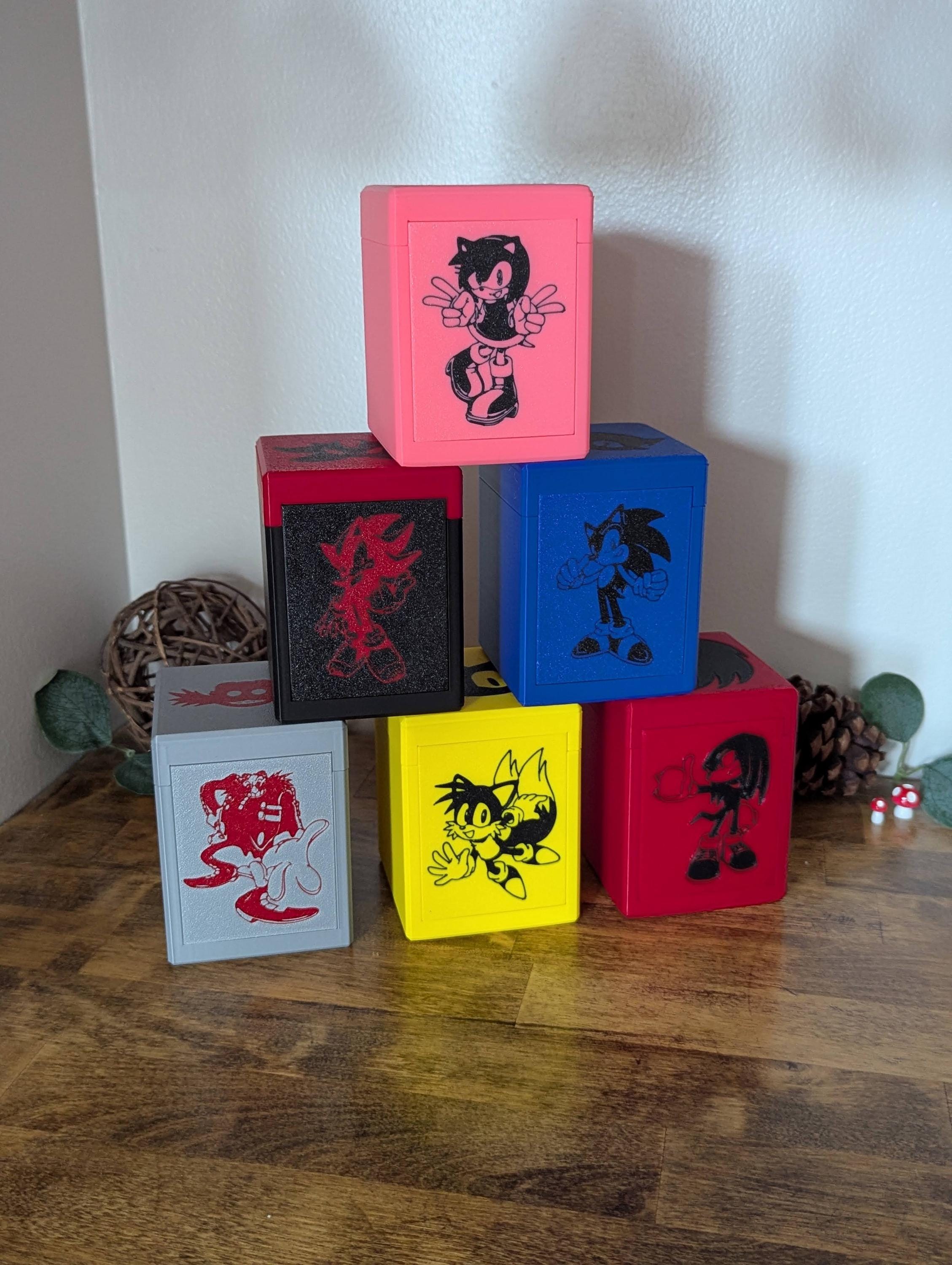 Caja de exhibición de mazos de personajes de Sonic the Hedge Commander. Contiene más de 100 cartas con fundas para MTG, Pokémon, etc.