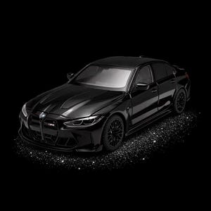 Puede incluir: Un modelo de coche sedán BMW negro. El coche tiene un acabado brillante, ruedas negras y faros detallados. La imagen está sobre un fondo negro con acentos brillantes, destacando su diseño.