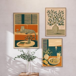 Peut inclure: Trois cadres muraux d&eacute;coratifs. Le premier montre un l&eacute;opard sur un canap&eacute; orange avec un verre et des livres. Le deuxi&egrave;me pr&eacute;sente un olivier dans un vase ray&eacute;. Le troisi&egrave;me illustre une sc&egrave;ne c&ocirc;ti&egrave;re avec des p&acirc;tes et une boisson.