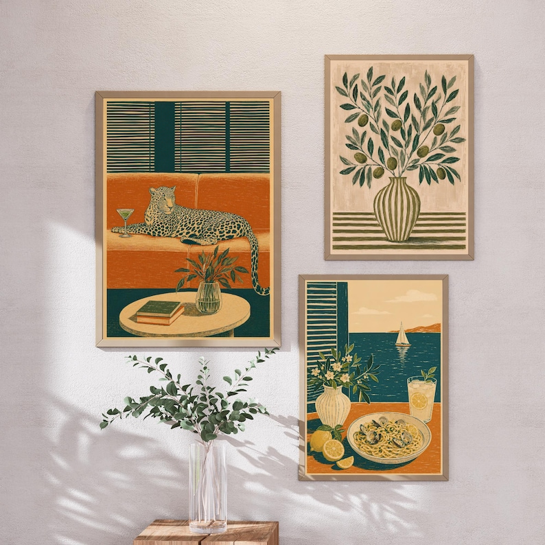 Peut inclure: Trois cadres muraux d&eacute;coratifs. Le premier montre un l&eacute;opard sur un canap&eacute; orange avec un verre et des livres. Le deuxi&egrave;me pr&eacute;sente un olivier dans un vase ray&eacute;. Le troisi&egrave;me illustre une sc&egrave;ne c&ocirc;ti&egrave;re avec des p&acirc;tes et une boisson.