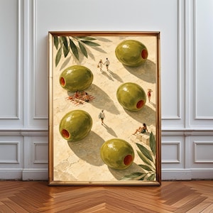 Könnte beinhalten: Ein gerahmter Kunstdruck mit einer surrealen Szene aus riesigen grünen Oliven mit roten Kernen, die auf einer hellen Steinterrasse verstreut sind. Winzige Menschenfiguren gehen, sitzen und picknicken zwischen den Oliven und Olivenblättern.