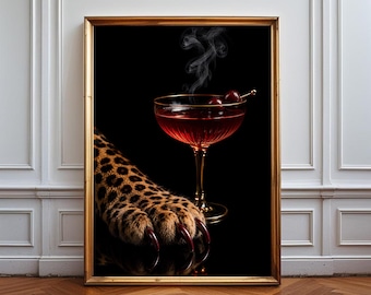 Op de afbeelding: Een ingelijste kunstdruk met een luipaardpoot met scherpe klauwen naast een cocktailglas op een voet, gevuld met een donkerrode vloeistof, twee kersen op een prikker en rookpluimen tegen een effen zwarte achtergrond.