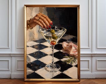Peut inclure: Une peinture à l'huile dans un cadre doré représentant une main aux ongles vernis de rouge plaçant un cure-dent avec deux olives vertes dans un verre à martini. Le verre repose sur une surface à damier noir et blanc, avec une serviette froissée.