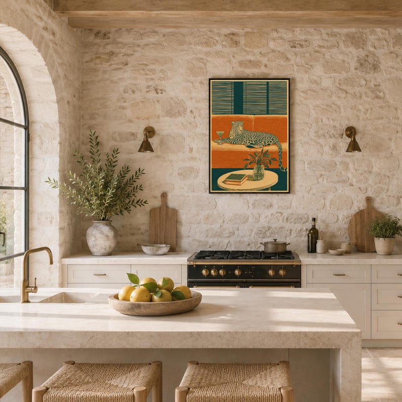 Peut inclure: Une impression murale rectangulaire repr&eacute;sentant un l&eacute;opard allong&eacute; sur un canap&eacute; orange, tenant un verre &agrave; cocktail vert. En dessous, une table ronde porte une petite plante en pot et un livre. L'&oelig;uvre est encadr&eacute;e en noir sur un mur en pierre.