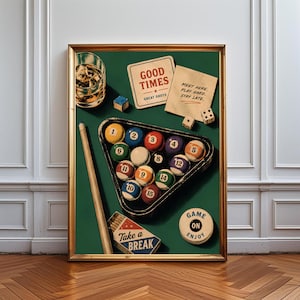 Puede incluir: Una lámina de arte mural enmarcada que muestra una superficie de mesa de billar verde con un triángulo de bolas numeradas, un taco, un vaso de whisky, dados y posavasos. El texto dice GOOD TIMES, MEET HERE, PLAY HARD, STAY LATE, Take a Break y GAME ON ENJOY.