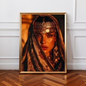 Puede incluir: Un retrato enmarcado de una mujer adornada con joyas de oro y un velo. La imagen presenta a una mujer con un maquillaje llamativo, que incluye delineador de ojos oscuro y lápiz labial rojo. El marco dorado complementa los tonos cálidos de la imagen.