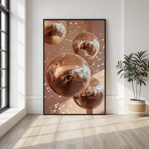 Discokugel-Wandbild, Spiegelkugel-Deko, Retro-Glamour-Fotografie, Disco-Ästhetik, Moderne Wohndeko, Wandbild für Musikzimmer, Studio-Deko Bild 5