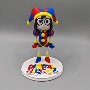 3D Gedruckte Jester Girl Figur Bunte Virtuelle Zirkus Clown Statue Indie Animation Schreibtisch Dekoration