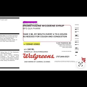 Op de afbeelding: Een receptlabel voor Promethazine met codeïnesiroop, vervaardigd door QUA PHARM. Het label bevat instructies om 5 ml via de mond in te nemen, om de 4 tot 6 uur. Het label is van Walgreens.