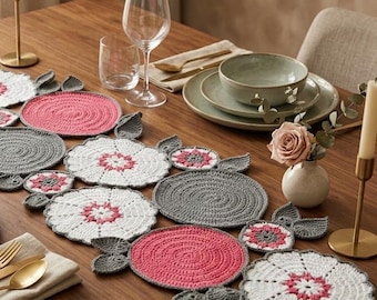 Camino de mesa de ganchillo con motivos florales estilo bohemio y diseño de encaje.