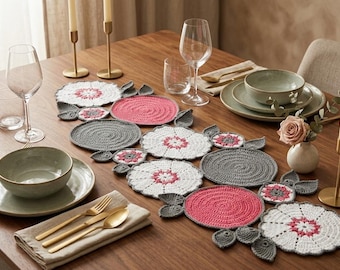 Camino de mesa de ganchillo con motivos florales estilo bohemio y diseño de encaje.