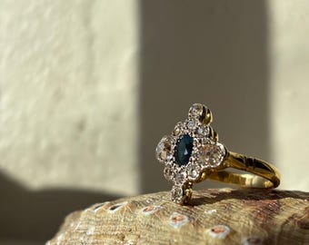 En viktoriansk ring i 18 karat guld med safirer och diamanter