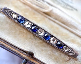 Senviktoriansk brosch i silver och 15 karat guld med rosenslipade diamanter och cabochon-safir