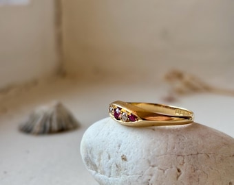 En viktoriansk ring i 18 karat guld med rubiner och diamanter