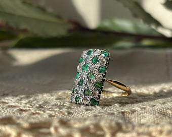 En ring med smaragder och diamanter i schackrutor