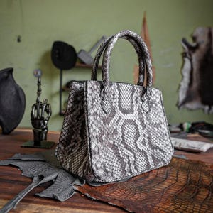 Natuurlijke tassen met handvat aan de bovenkant van Python | Handgemaakte handtassen van echt leer | Beperkte portemonnee
