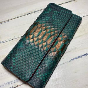 Könnte beinhalten: Ein Set aus drei Keramikbechern mit gesprenkelter, matter Oberfläche. Die Becher sind in Creme-, Hellgrau- und Dunkelgrautönen gehalten. Jeder Becher hat ein schlichtes, minimalistisches Design.