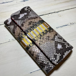 Può includere: Una tazza di ceramica bianca con manico nero e la scritta "But First, Coffee" in nero, in grassetto. La tazza è su una superficie bianca. La tazza è alta 10 cm.