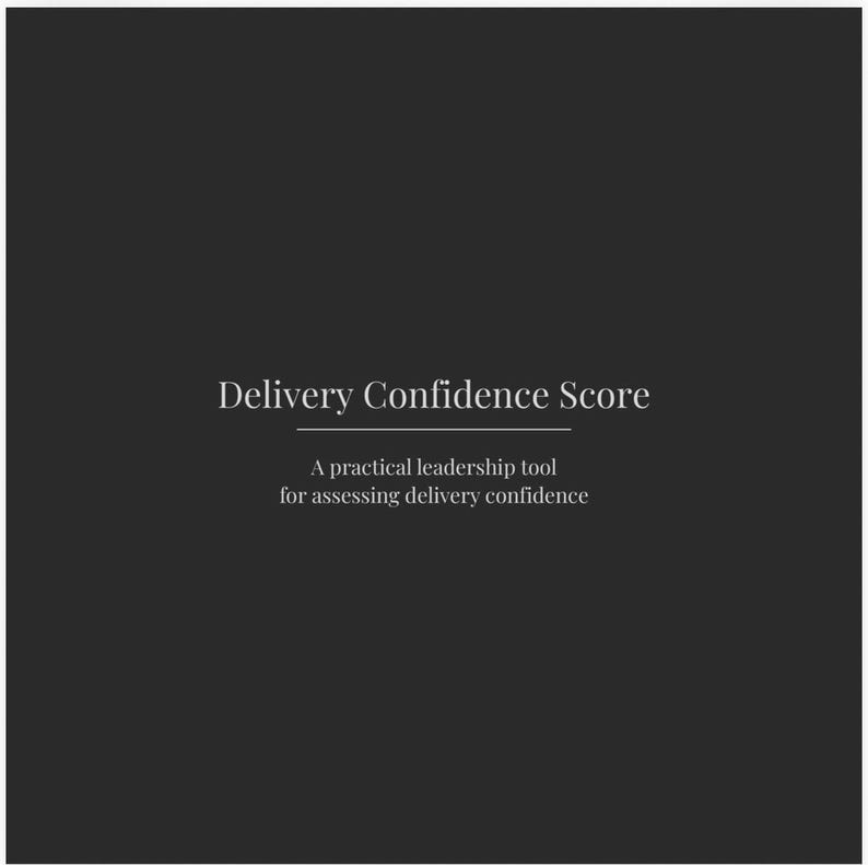 Puede incluir: Fondo gris oscuro con el texto blanco "Delivery Confidence Score", subrayado con una l&iacute;nea blanca. Debajo, un texto m&aacute;s peque&ntilde;o dice "A practical leadership tool for assessing delivery confidence."