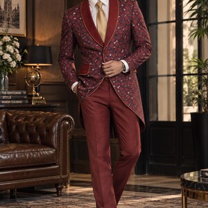 Peut inclure: Une veste queue-de-pie bordeaux à motif circulaire, dotée d'un revers châle bordeaux uni, assortie à un pantalon bordeaux. L'ensemble comprend une chemise blanche impeccable, une cravate dorée unie et des chaussures en cuir marron.