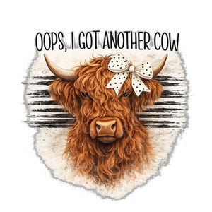 Peut inclure: Illustration numérique d'une vache des Highlands avec une longue fourrure hirsute brun-roux. La vache porte un nœud blanc à pois noirs et le texte "OOPS, I GOT ANOTHER COW" au-dessus. Le fond a un effet aquarelle.