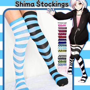 Puede incluir: Medias hasta el muslo con rayas horizontales en azul claro y blanco en una pierna, y negro y azul claro en la otra. La imagen incluye el texto Femboy Classic Shima Stockings, Pantsu Senpai y 14 Color opt, junto con una ilustración estilo anime de un personaje que lleva puestas las medias a rayas.