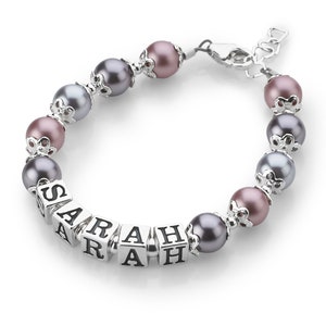 Beau bracelet de nom personnalisé de bébé fille, argent sterling, avec des nuances de perles autrichiennes de lavande BNBC-2 image 1