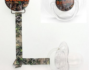 Nombre personalizado Camo Unisex Pacifier Clip (PER 39) (MSRP 19.00)