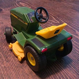 Tractor cortacésped John Deere de ERTL a escala 1/16 con remolque basculante.