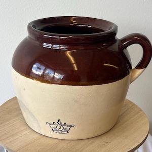 Puede incluir: Un juego de tres tazas de cerámica con un acabado moteado y mate. Las tazas son de color crema, gris claro y gris oscuro. Cada taza tiene un diseño simple y minimalista y un asa redondeada. Las tazas están apiladas una encima de otra.