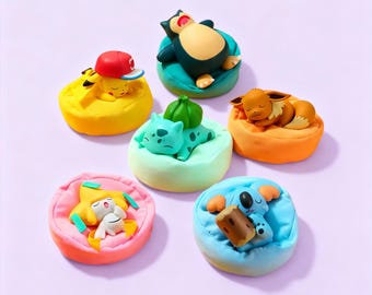 Schlafende Pokémon-Figur – Pikachu, Snorlax, Evoli, Bulbasaur, Jirachi, Komala | Süße Pokemon Minifigur | Kawaii Anime Schreibtischdekoration