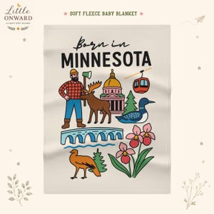 Könnte beinhalten: Eine cremefarbene Baby-Fleecedecke mit dem Text Born in MINNESOTA. Die bunte Grafik zeigt einen Holzfäller, einen Elch, ein Kuppelgebäude, eine rote Seilbahn, einen Eistaucher, eine Steinbrücke, einen Vogel und rosa Frauenschuh-Blüten.