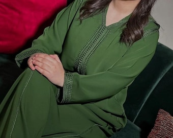 Elegante jalabiya marroquí: caftán moderno hecho a mano para mujer.