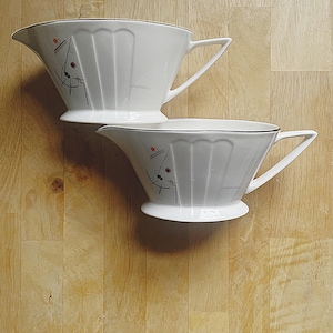 Puede incluir: Una bandeja de servir de madera hecha a mano con acabado natural. La bandeja rectangular tiene bordes elevados y dos asas. La veta de la madera es visible, lo que aumenta su encanto rústico. Dimensiones: 45.7 cm x 30.5 cm x 5.1 cm.