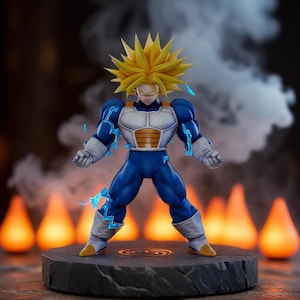 Può includere: Statuetta dettagliata di un personaggio con capelli gialli a spillo, che indossa un abito blu e bianco con dettagli dorati. La figura è posata su una piattaforma rotonda grigia, con effetti di energia blu. Lo sfondo presenta luci arancioni e fumo.