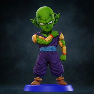 Puede incluir: Figura verde de Piccolo de Dragon Ball Z. La figura lleva un atuendo morado con cinturón azul y botas marrones. La figura está sobre una base azul. Expresión segura.