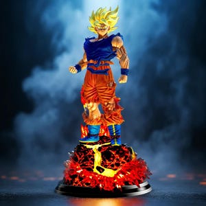 Puede incluir: Figura detallada de un personaje con pelo amarillo puntiagudo, que lleva una parte superior azul y pantalones naranjas. La figura se encuentra sobre una base de lava roja y naranja. El fondo es azul oscuro con efecto ahumado.